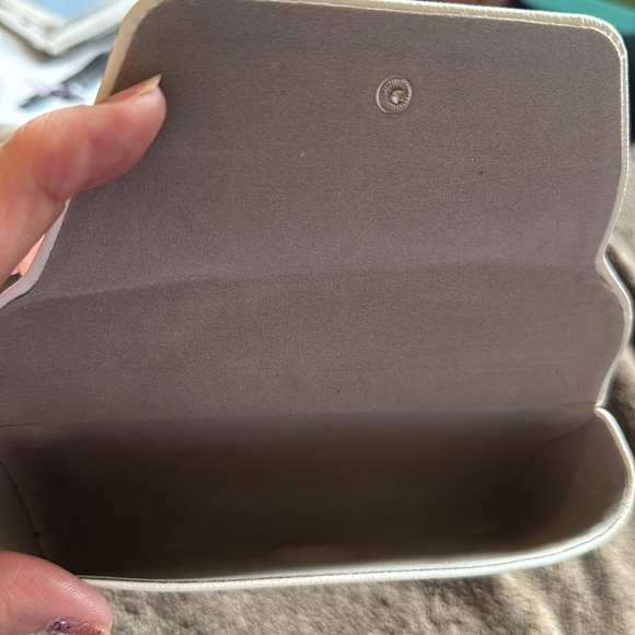 Michael Kors sunglasses, cloth & case. - Picture 7 of 7